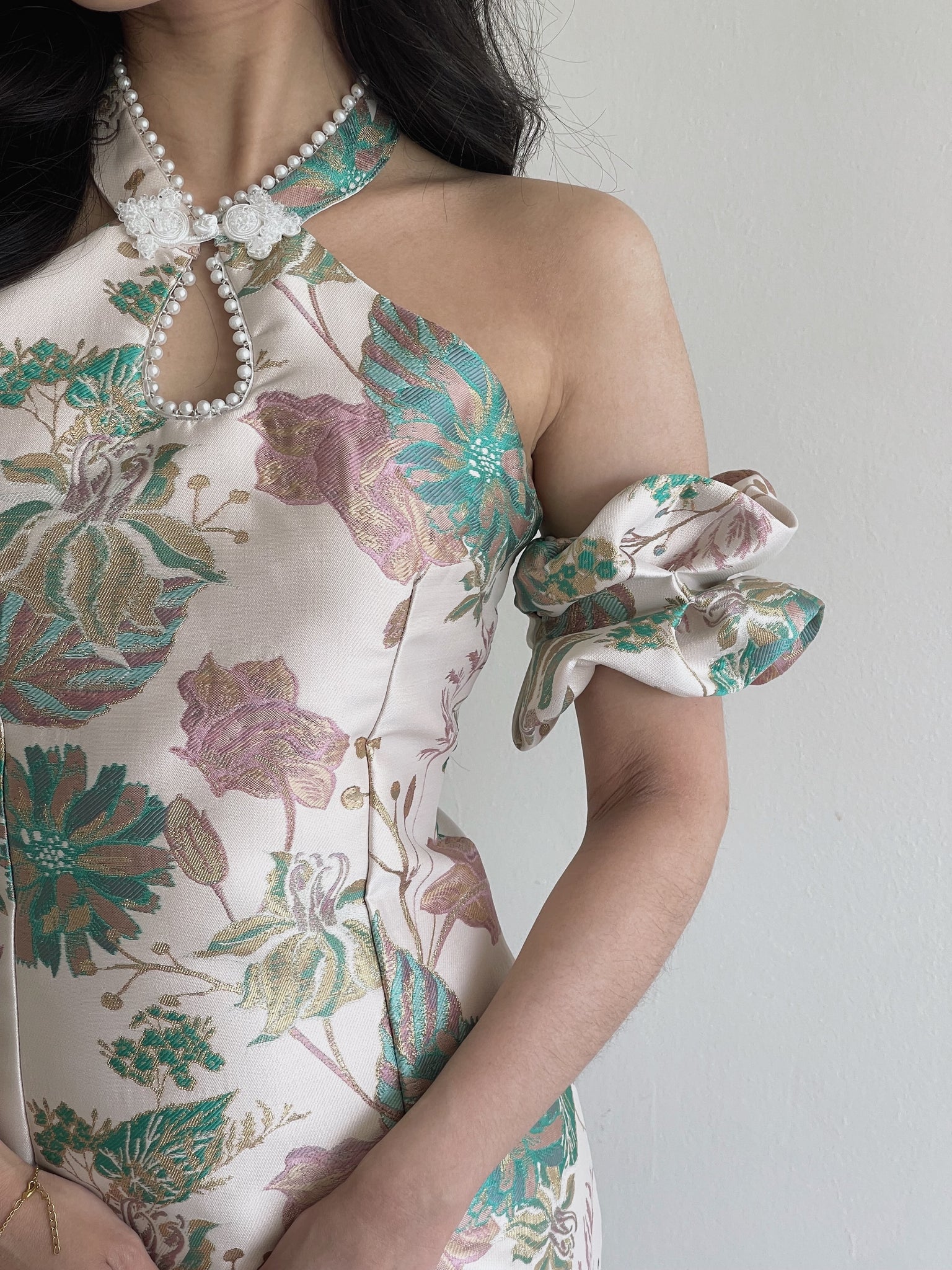 Carnation Embroidered Cheongsam / 春暖花香挂脖旗袍