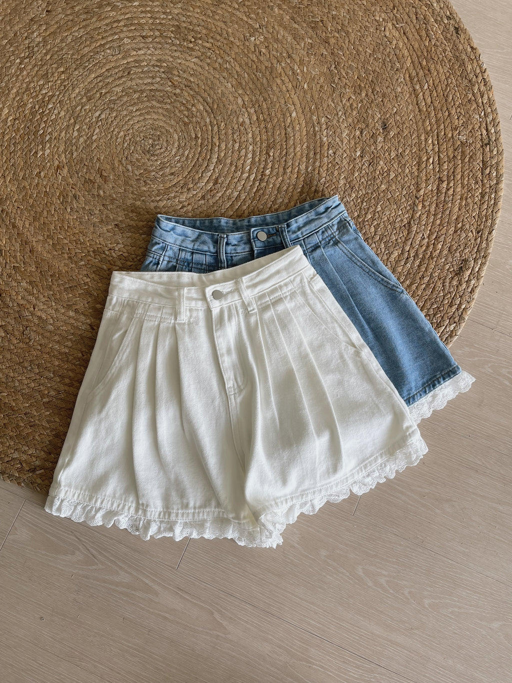 Lace Edge Denim Shorts / 牛仔拼接蕾丝短裤