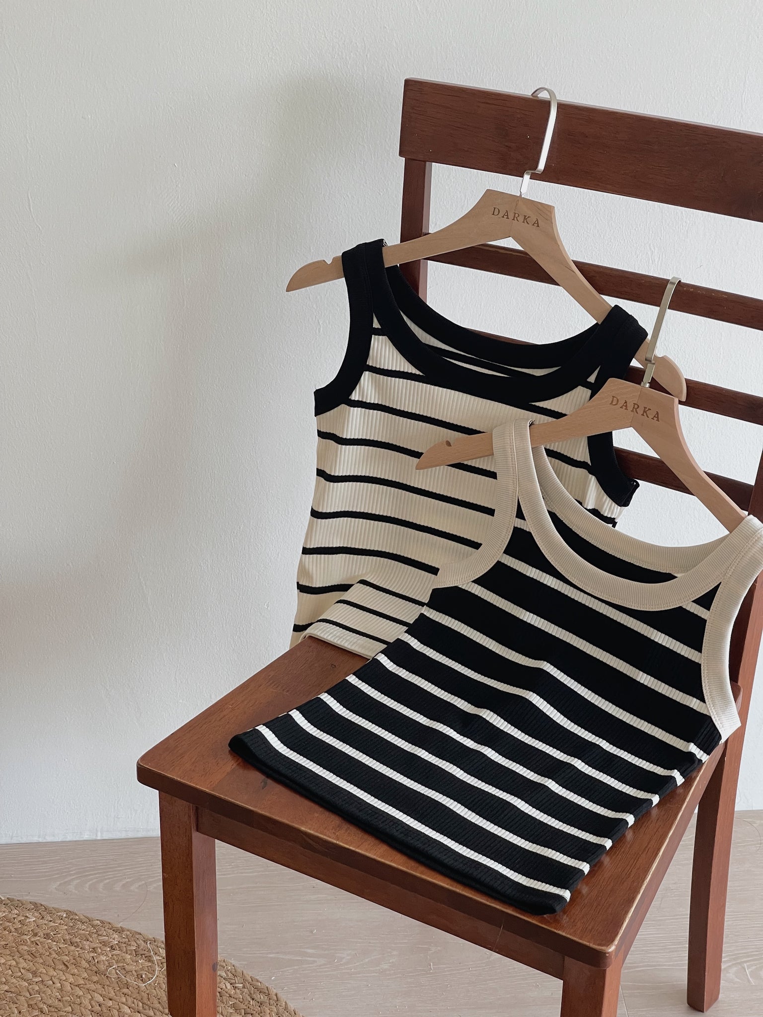 Striped Fit Tank Top / 杏黑条纹背心